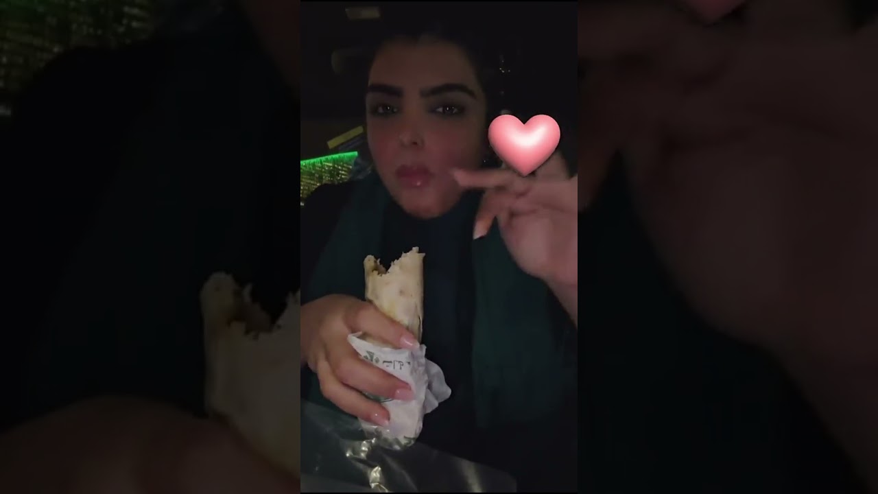 ساره الودعاني ونجلاء |ساره الودعاني تأكل في السيارة 😅