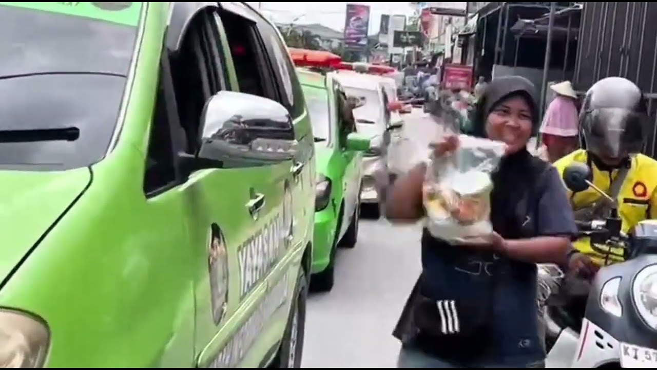 membagikan takzil keliling,membagikan sembako kepada warga kota Samarinda tidak mampu
