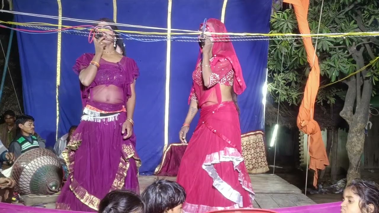 धीरे से चुम्मा लेला तार के नथुनिया