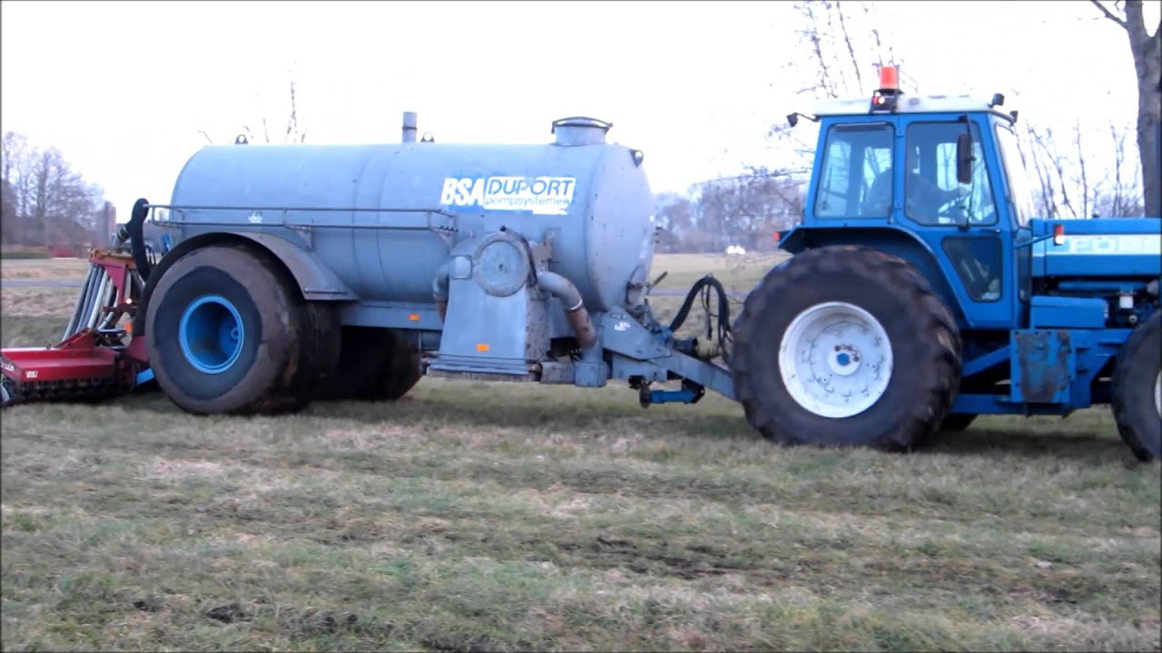 Loonbedrijf van der Meulen aan het grasland bemesten (2013)
