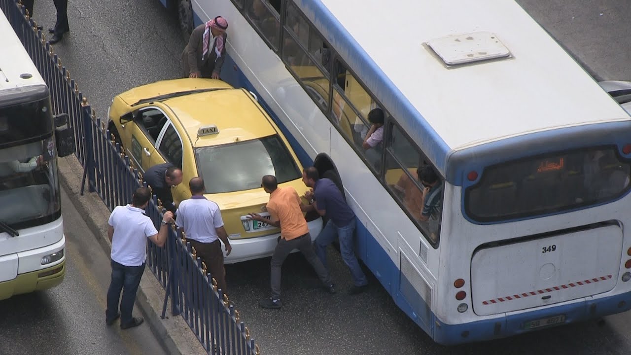 تاكسي يغلق الشارع العام اكثر من نصف ساعة