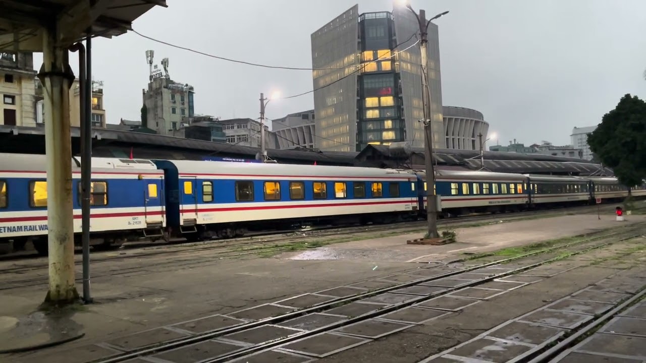 D19E 945 kéo tàu SE7 rời Ga Hà Nội (6:10-8/3/2026)