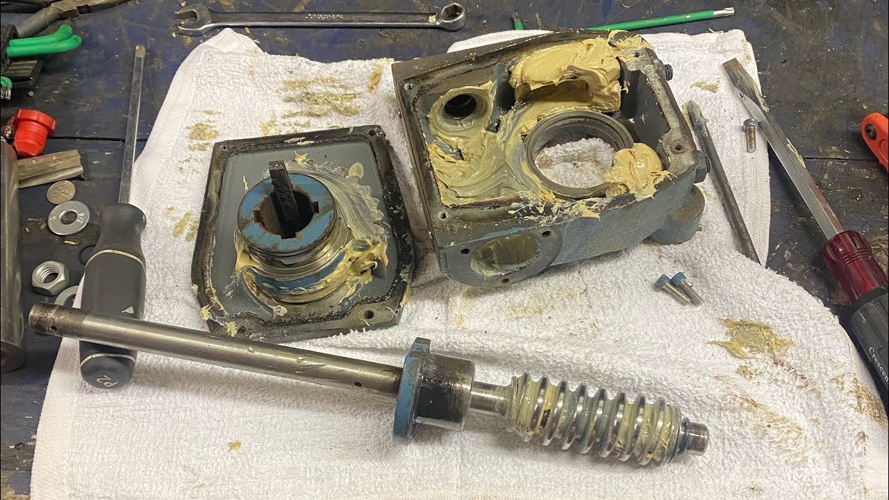 Inspecting and repairing a valve gearbox