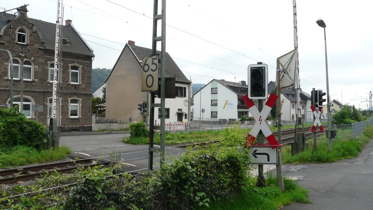 Bahnübergang Brohl-Lützing // German Railroad crossing // Duitse Spoorwegovergang