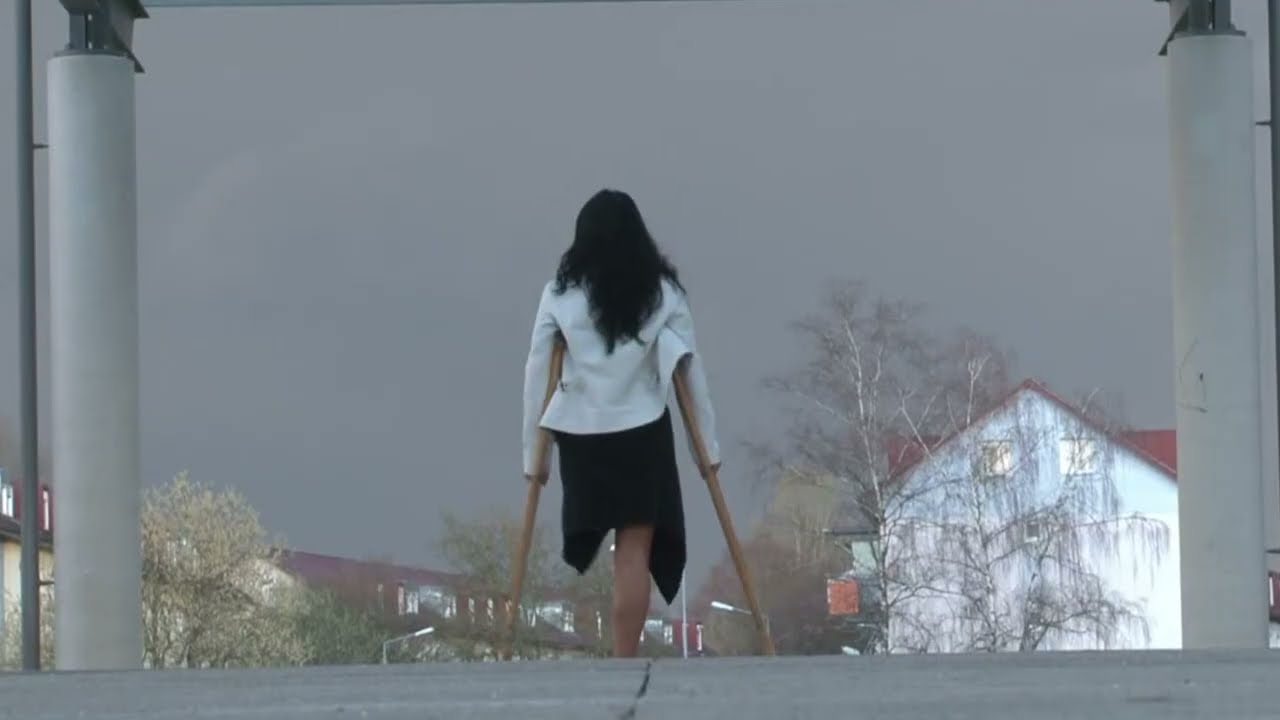 Amputee Natalie crutching with underarm crutches
