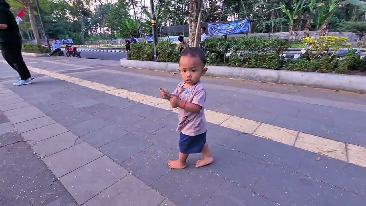 Han umur berapa ya, jalan jalan sama Ibuk