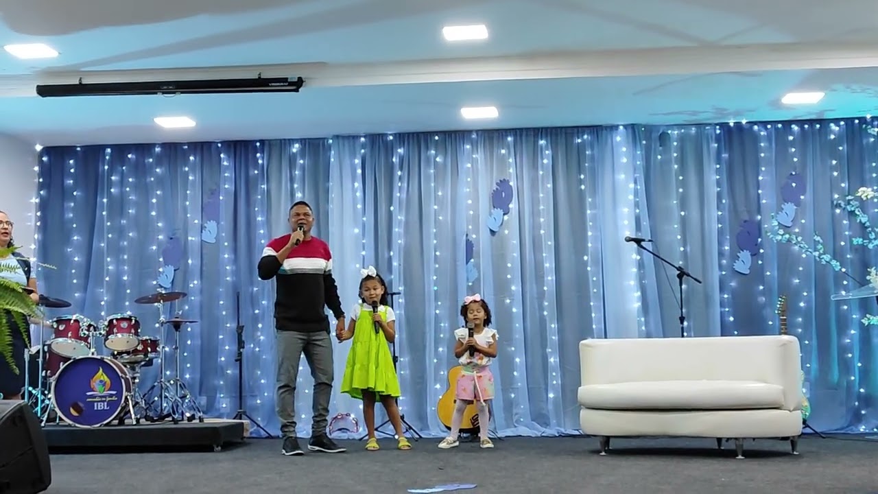 Neto e as meninas cantando dia dos Pais