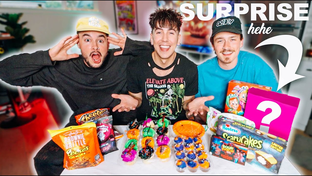 HALLOWEEN SNACK MUKBANG with ROOMMATES KIAN & CRAWFORD!!