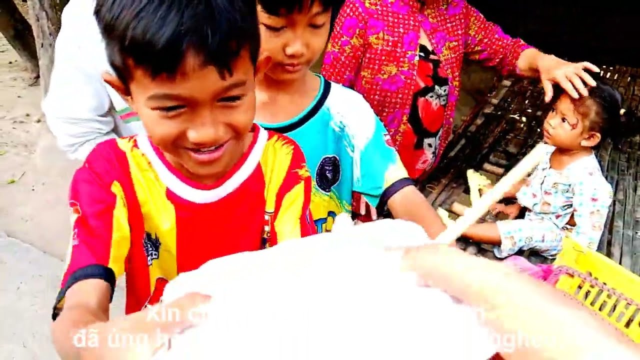 Mì xúc xich, sữa chua và kẹo mút cho trẻ em xóm nghèo Rô Leng, Châu Lăng, Tri Tôn, An Giang 18/01/26