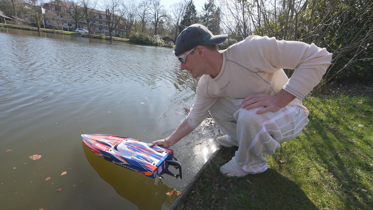 DE LEUKSTE GADGETS TESTEN! (SPEEDBOOT MET 80KM PER UUR!!) #4603 #4604