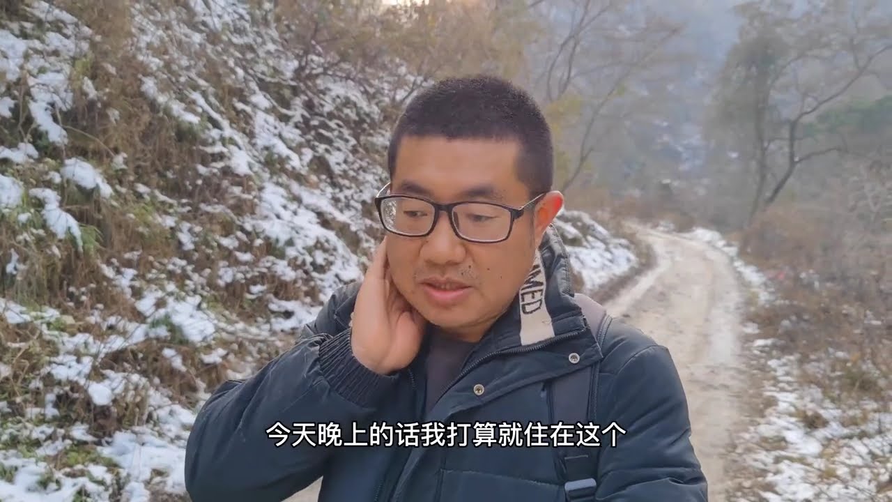 从幽静的九华山寺院踩着积雪沿着秦岭潭峪下山，潭峪路宽挺好走，路面上有雪有冰有点滑，风景秀丽值得去#历史古迹 #自然风景 #遗址 #雪景 #潭峪 #户外 #旅游