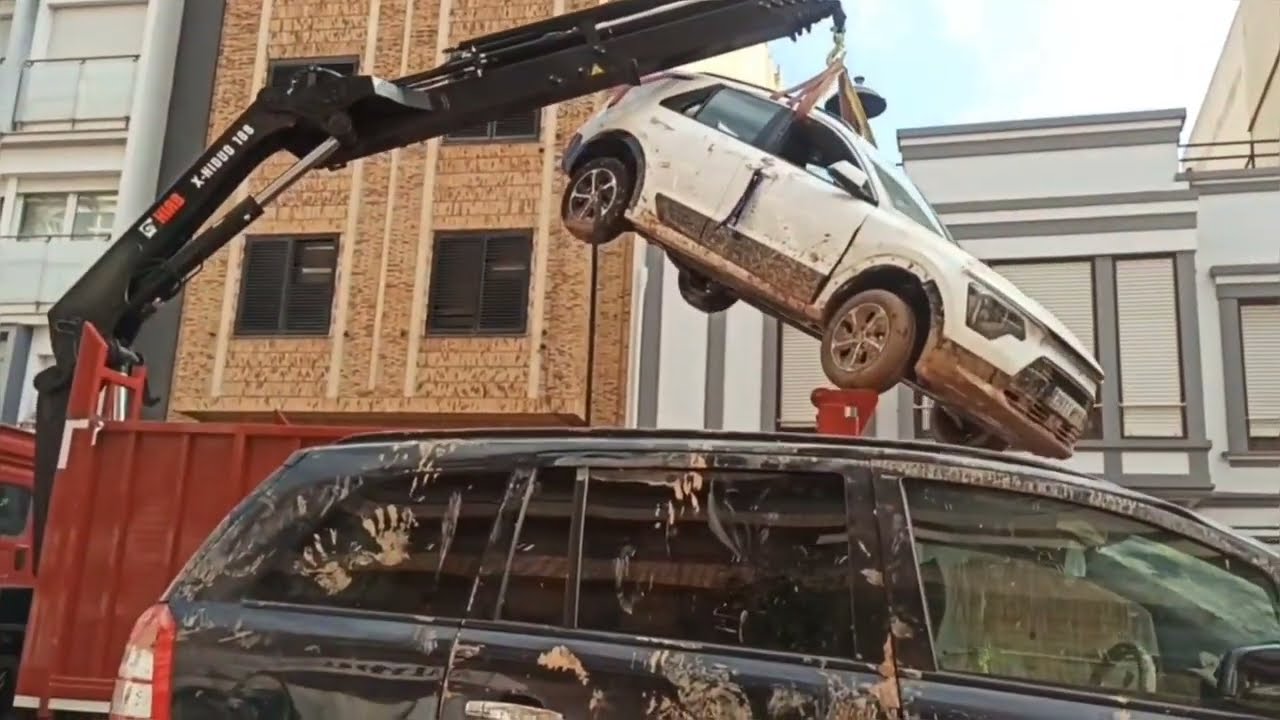 SACANDO COCHES DEL BARRO, EN 1ª. PERSONA (VOLUNTARIADO EN VALENCIA)
