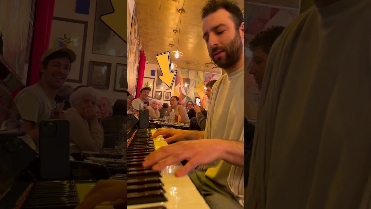 Amazing BACK TO BLACK performance in Paris Restaurant! 😍