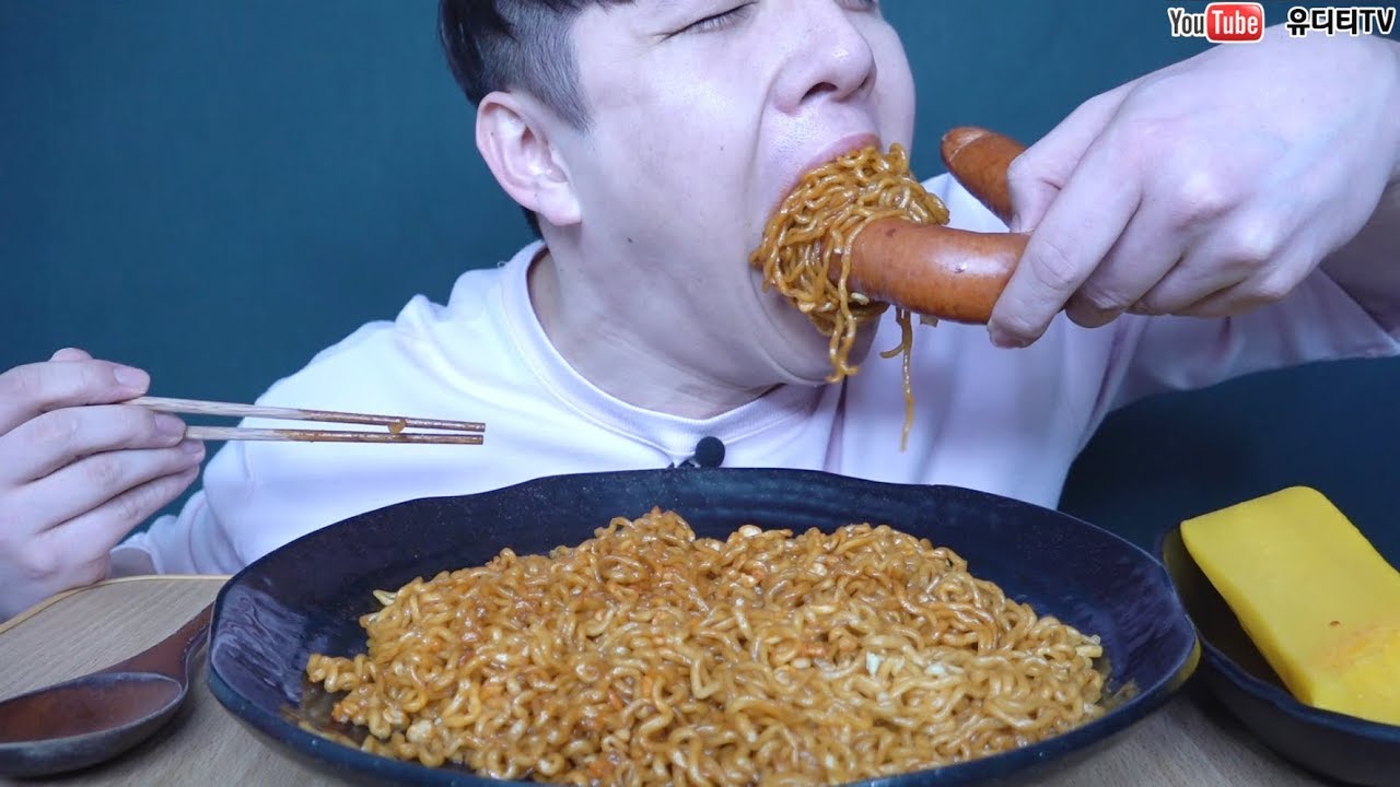ASMR SPICY FIRE NOODLES 쫄볶이불닭볶음면5개와 킬바사소세지를 동시에 잔뜩먹어보았습니다. 리얼사운드 먹방 REAL SOUND MUKBANG