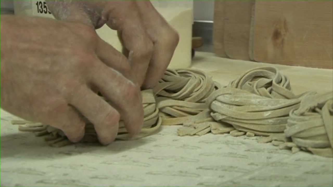 Preparazione tagliatelle con farina di castagne (4)