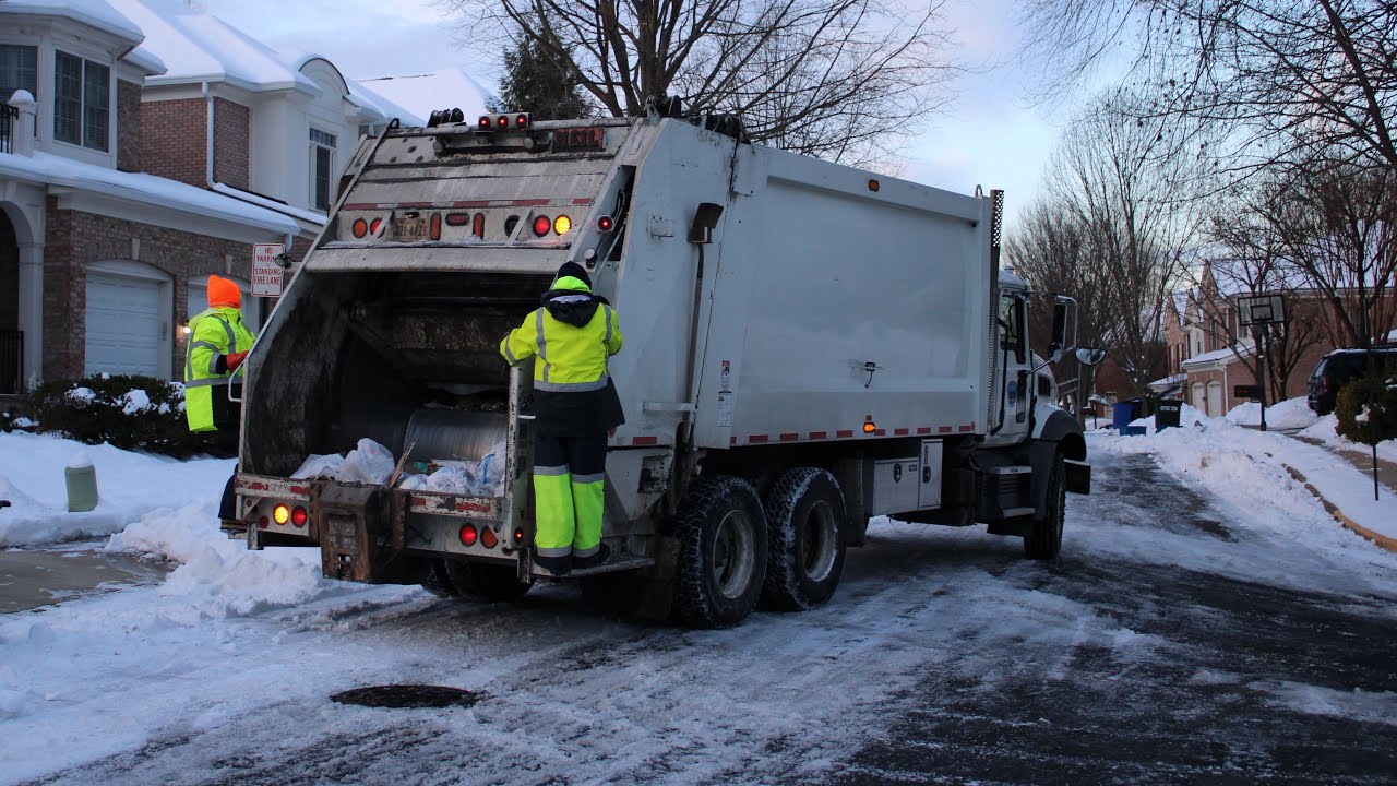 Mack Granite Heil 5000 Garbage Truck In the Snow