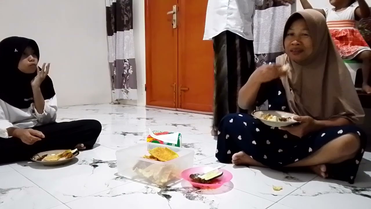 Makan di gangguin si bocil😅