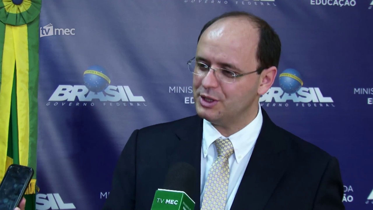 Novo ministro do MEC tem primeiro encontro com servidores