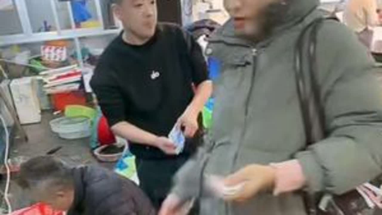 阿娜带你逛菜场，阿娜还不懂中国钱 #牛牛阿娜 #老挝媳妇