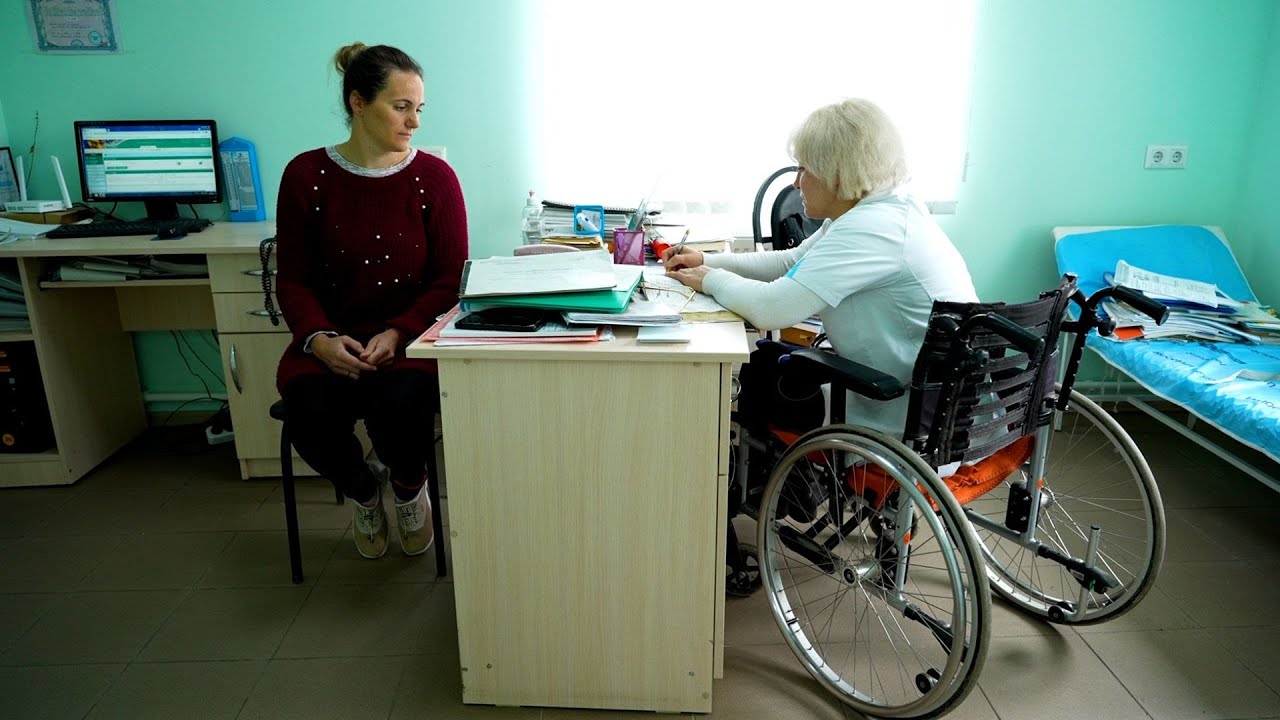 Medic de familie în scaun cu rotile