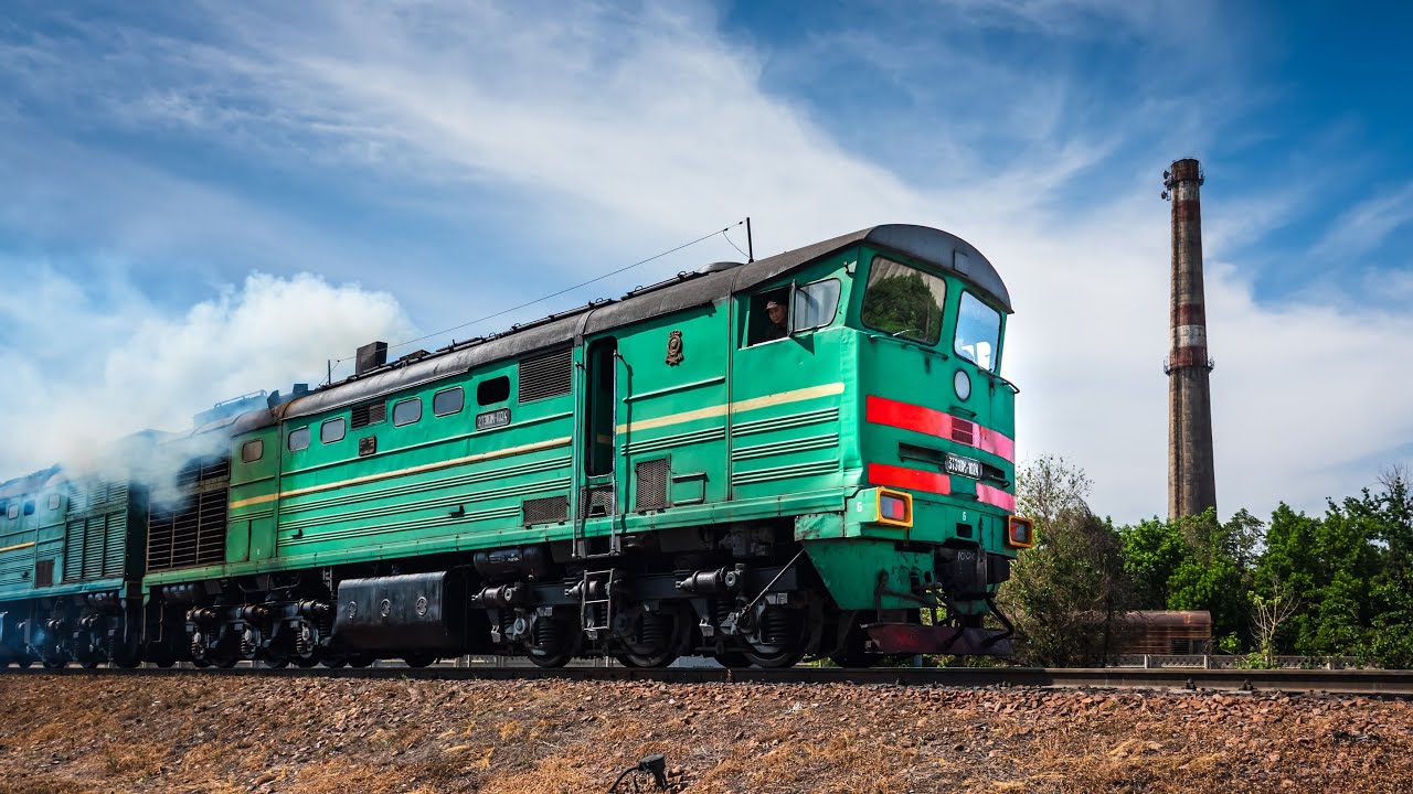 Powerful start of the 3TE10M-1024 / 2TE10V-5051 diesel locomotive with a freight train.