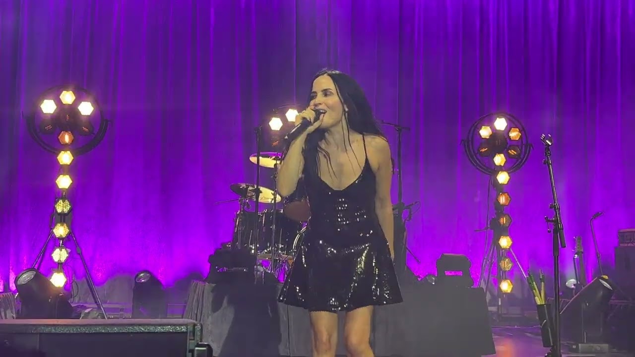 The Corrs    Breathless and Toss the Feathers Brisbane from the front row 19th Feb 2025