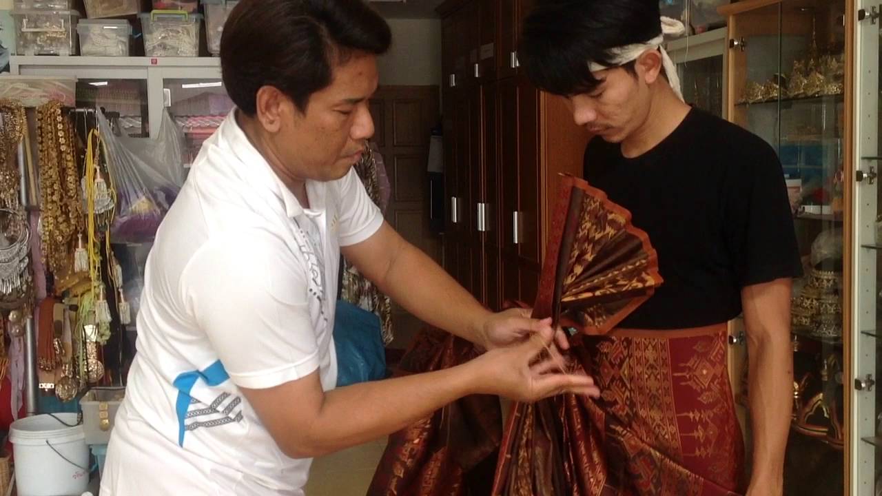 สาธิตการนุ่งผ้าอัปสรา โดย ครูอ๊อดนาฏศิลป์ โรงเรียนเฉลิมพระเกียรติฯ ระยอง