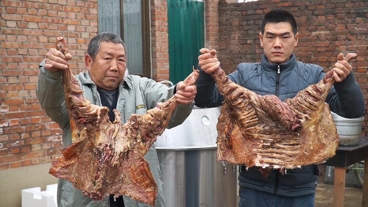 【食味阿远】阿远今天烤全羊，老板说900块花的豪爽！葡萄酒腌一天再烤，过瘾 | Shi Wei A Yuan