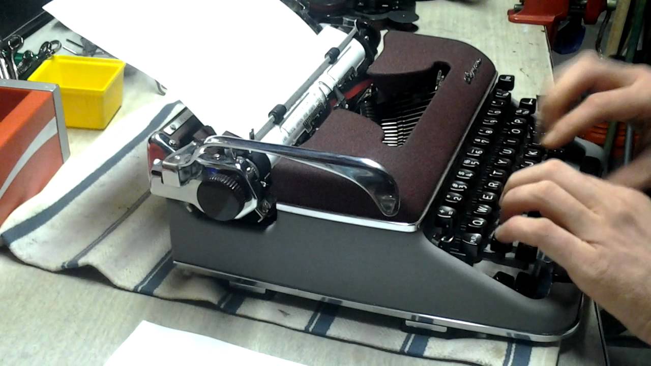 1959 olympia sm-3 two-tone typewriter