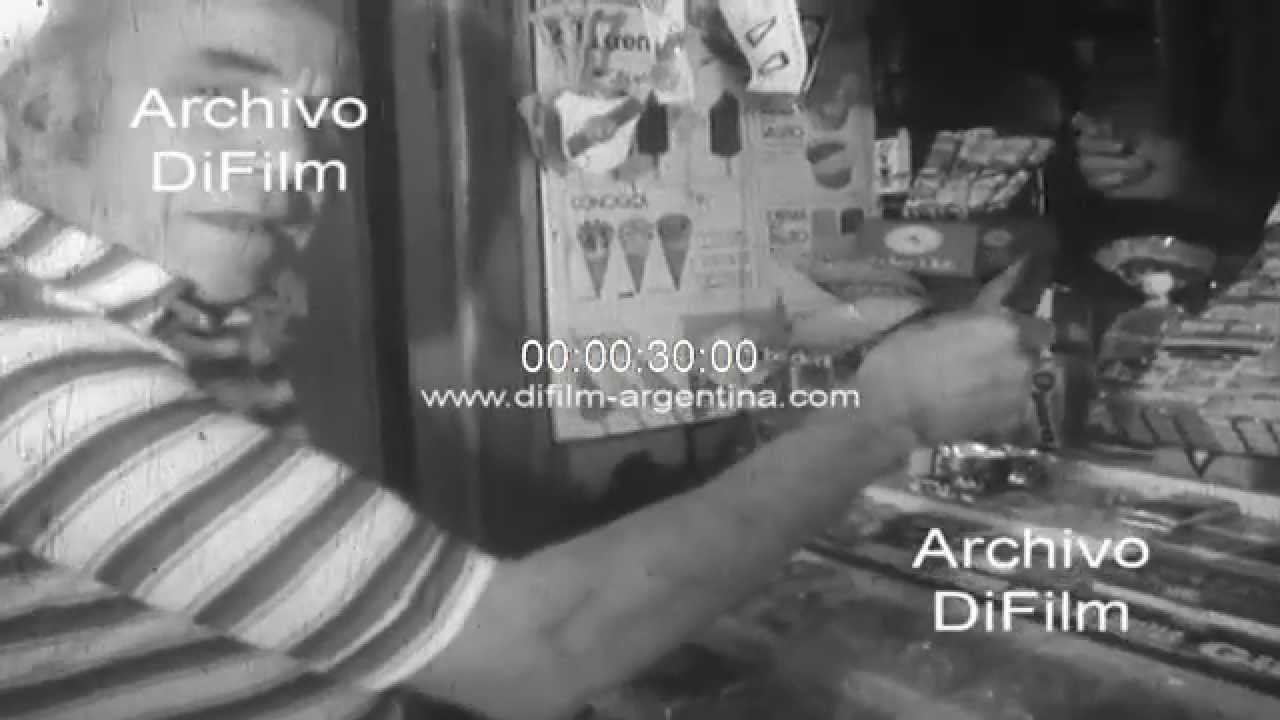 DiFilm - Hombre comprando cigarrillos en un kiosco de Capital Federal 1976
