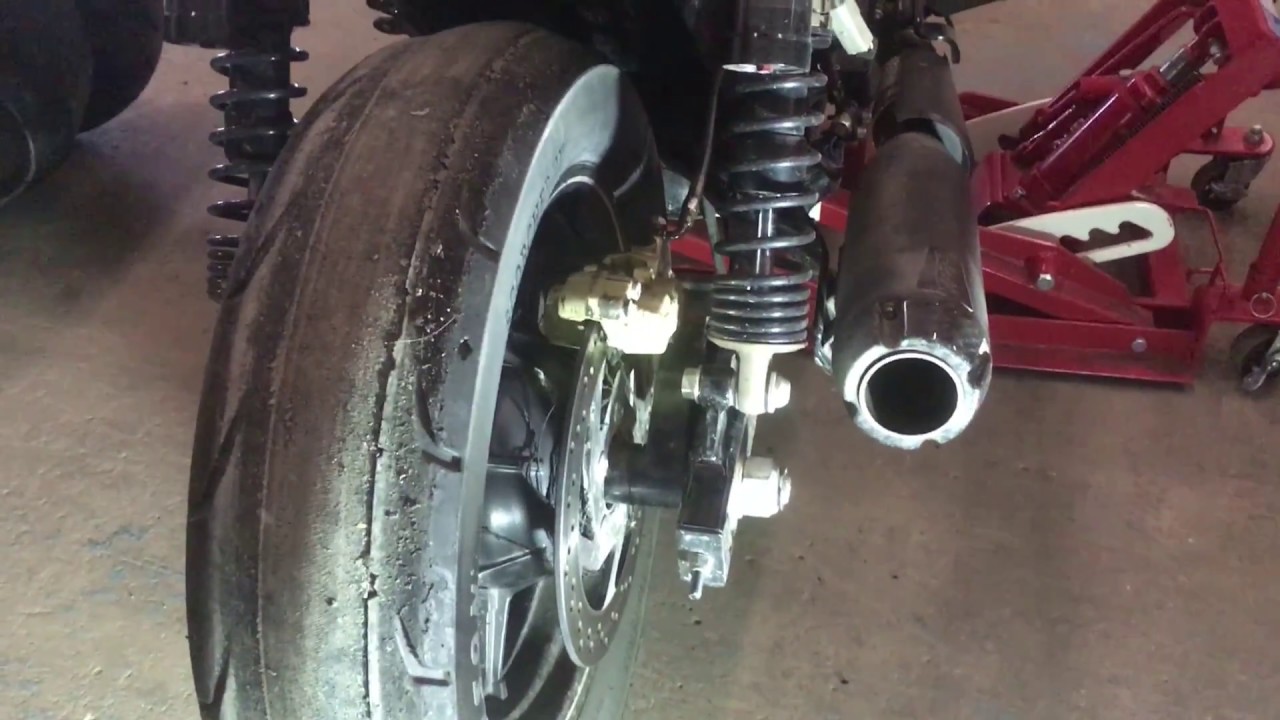 Street 750 - How to change the rear tire.