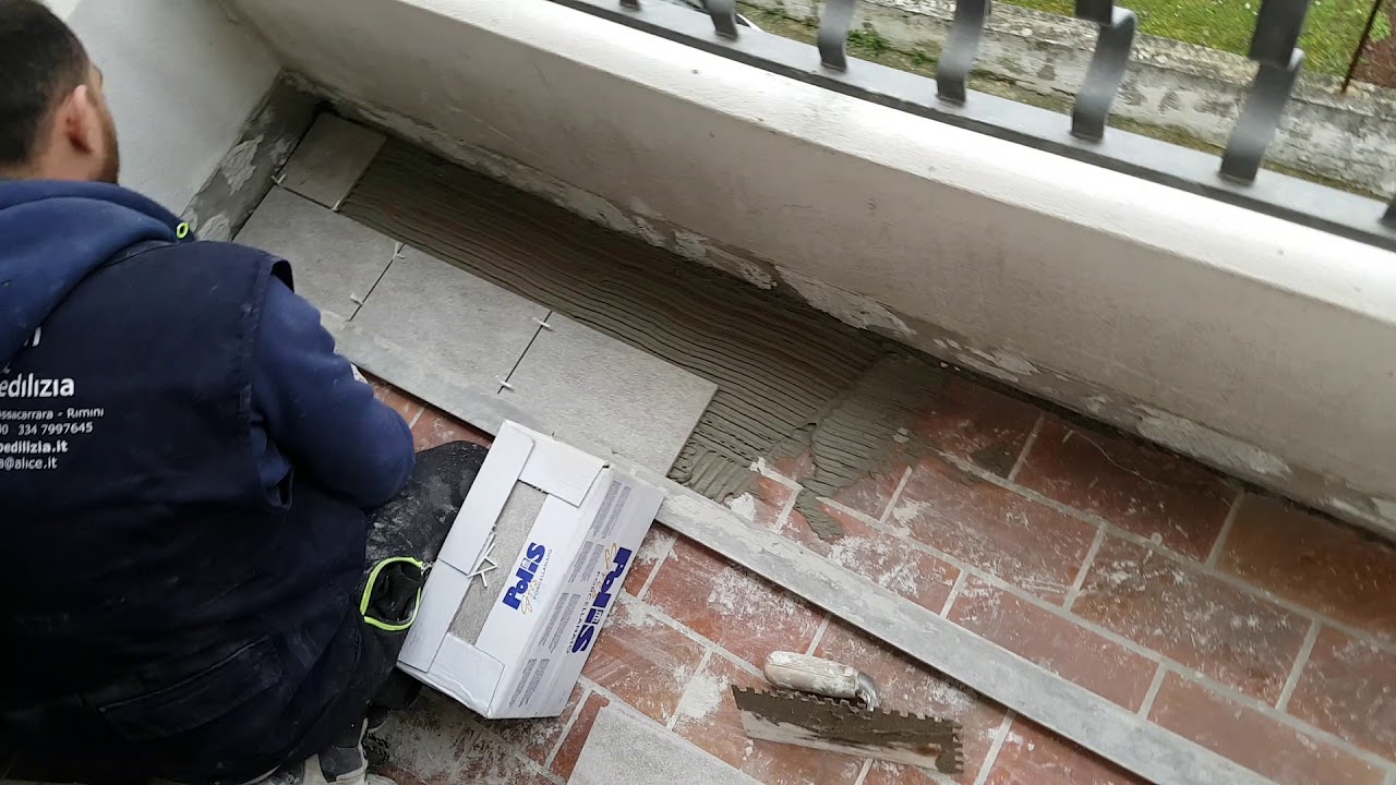 metodo per stendere la colla e  posa piastrelle.