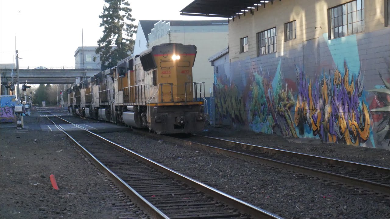 Union Pacific 4833 power move in the alley on SE Taylor street in Portland OR