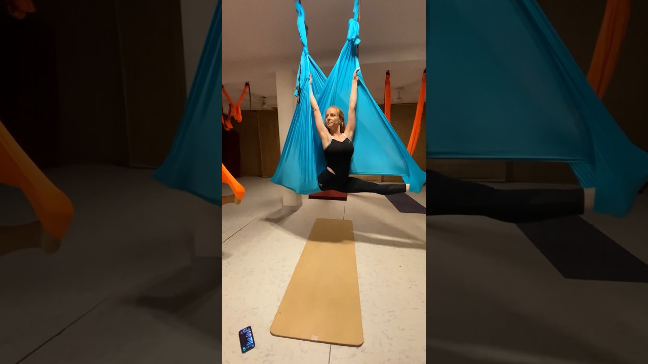 Stretching and splits in an open hammock | Aerial yoga class 👯&zwj;♀️ #aerialyoga #shortsvideo #shorts