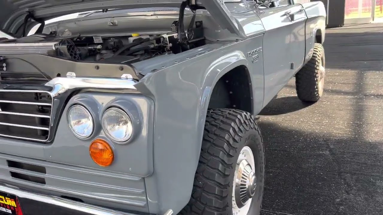 1965 D200 Dodge WOW C￼razy Build 😮 połączenie starego i nowego resto mod power kombi (Mecum 2023)