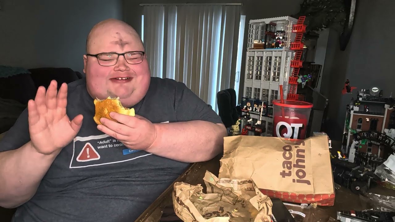 Ройс попробовал новый сэндвич «Большая рыба» от Taco John's.