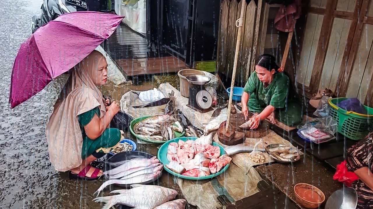 Petualangan Alam Desa dayak Pedalaman Kalimantan, Hujan Deras di pasar Masak Tradisional Otak Otak