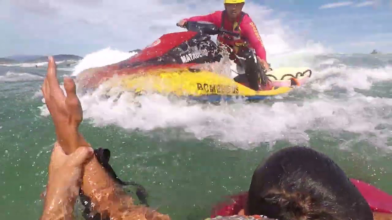 Resgate de banhistas no costão na Praia da Joaquina em Florianópolis