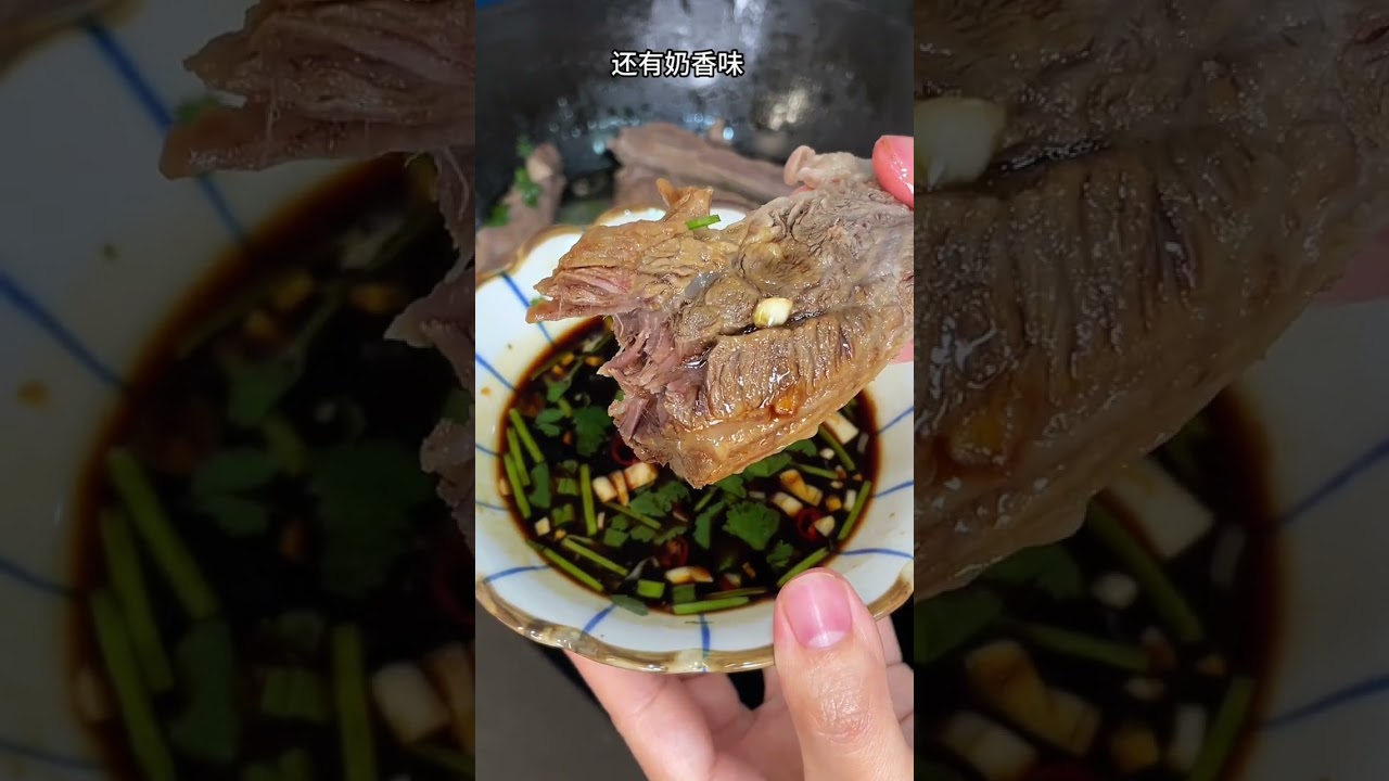 新鲜的牛肉上锅这么一蒸，出锅就是来北京必吃的一道清真美食，拌上米饭真的是香到没朋友。 #牛肋条做法
