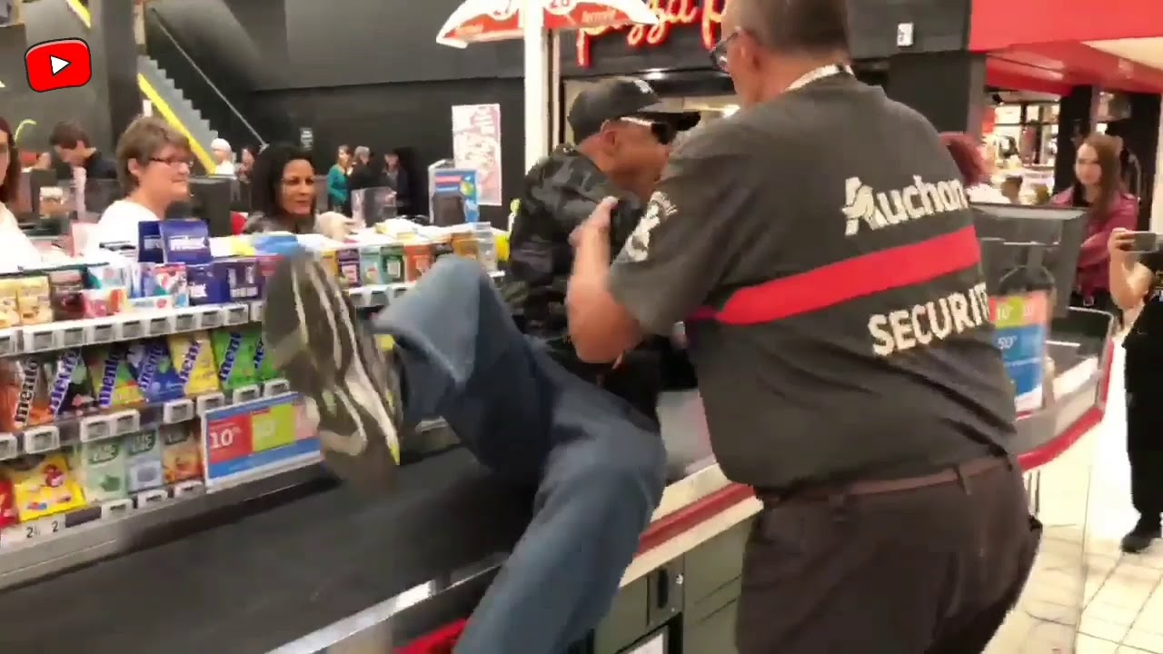 ￼

Un perturbateur à Auchan Petite Forêt avec sa bande sème la terreur..