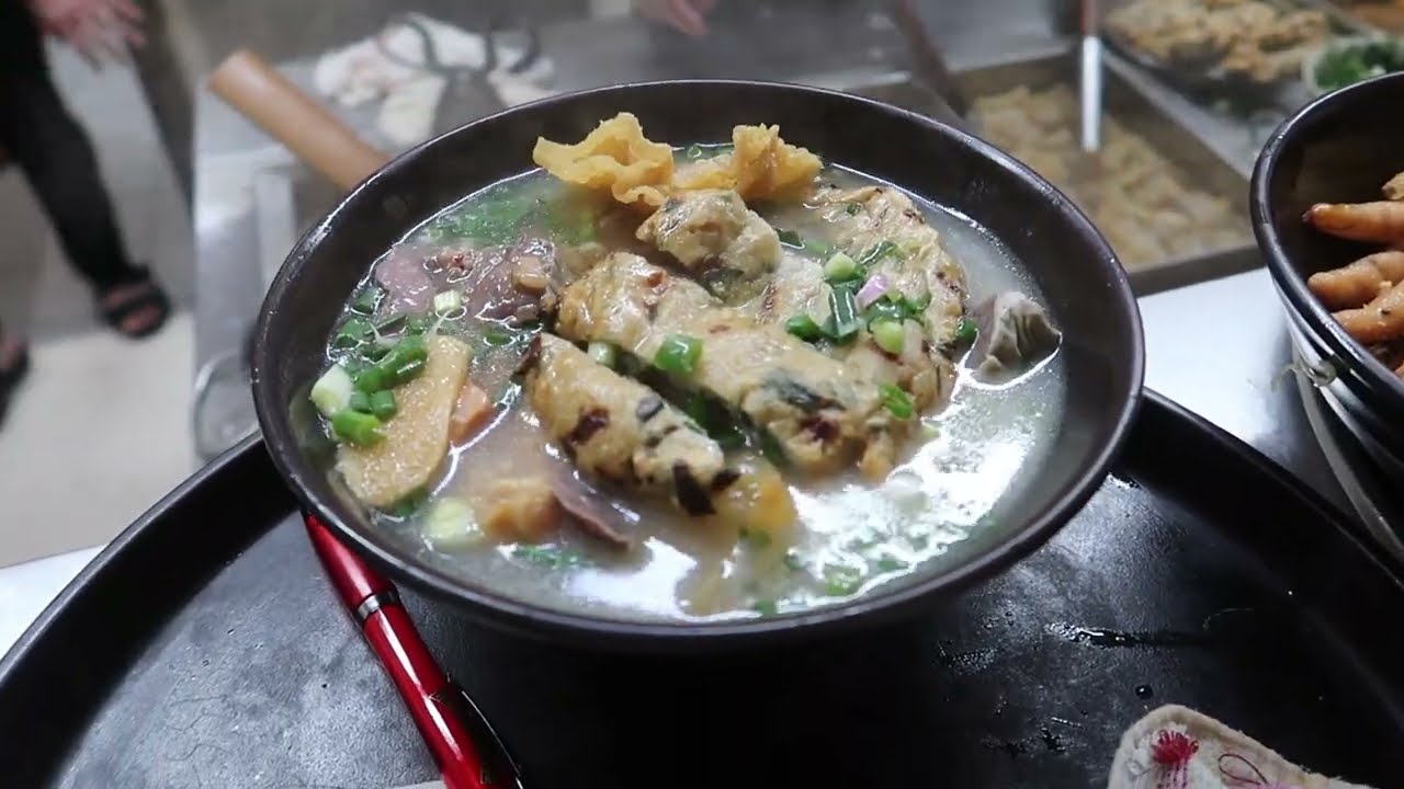 牛雜大聯盟 唔去會身痕 九記牛什粉麵  加魚餅 灣仔鵝頸街市熟食中心 用在香港以活牛屠宰的 新鮮牛雜 Beef Viscera / Offal  @YouTuberUSA  ​