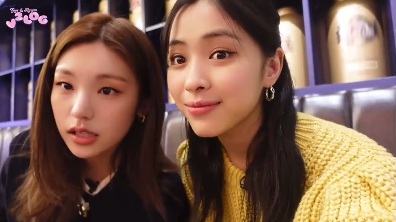ITZY Ryujin & Yeji are wearing outfits like a girlfriend