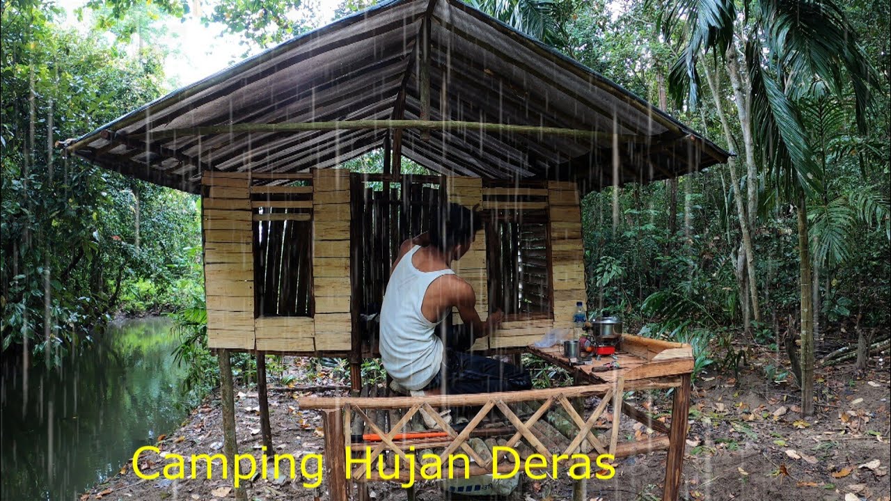 Solo Camping Hujan Deras, Membangun Shelter Di Samping Sungai Tengah Hutan