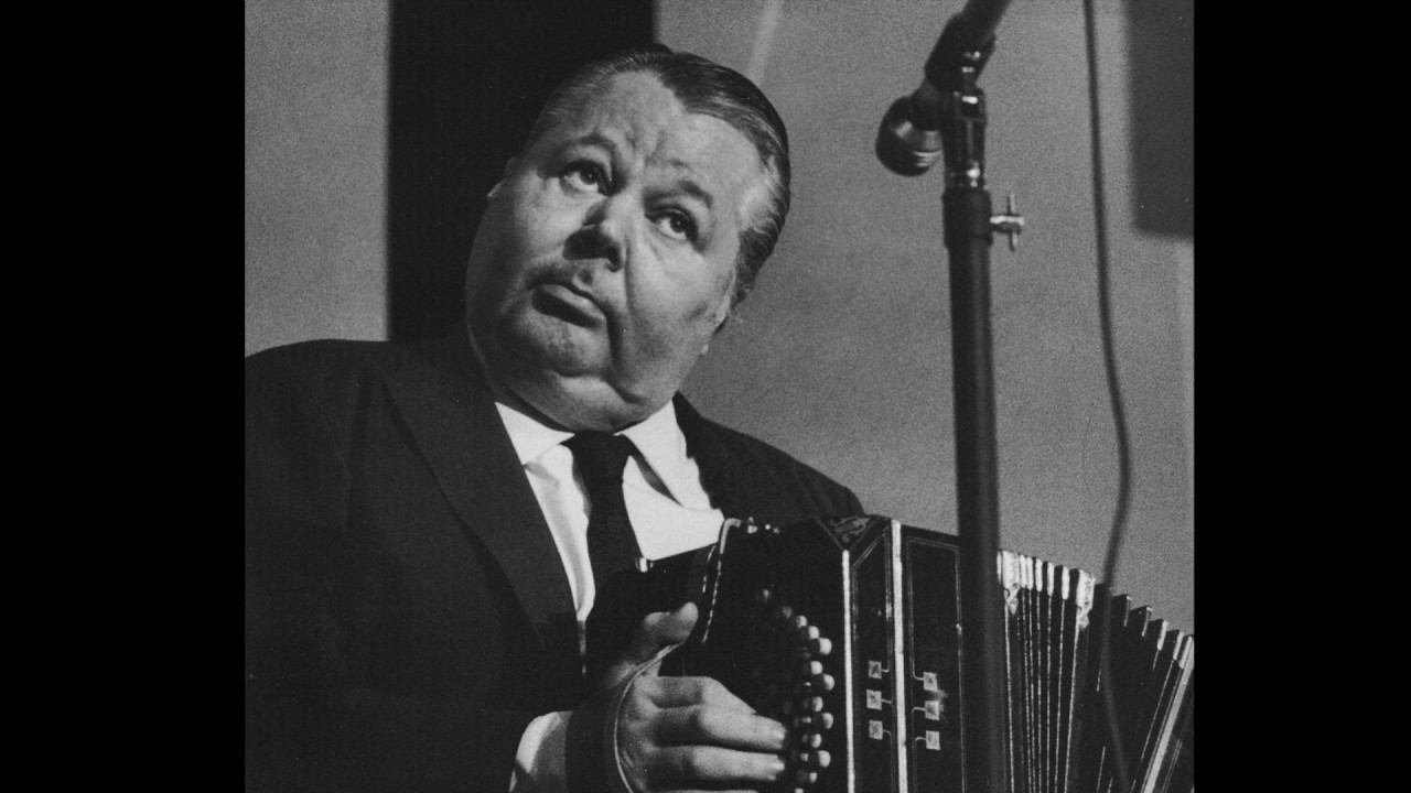 Poetisches Solo Bandoneon begleitet den Tangogesang 