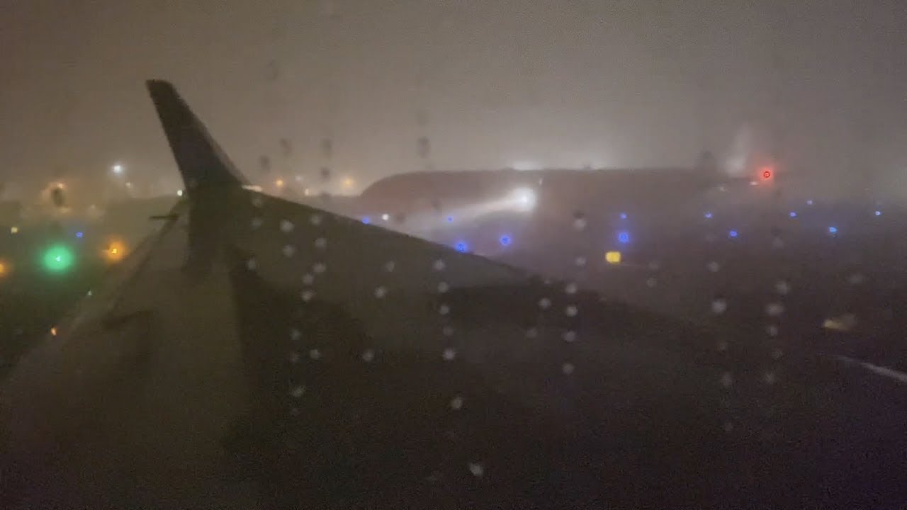 Delta 767-300ER Cold & Rainy Night Takeoff from Los Angeles