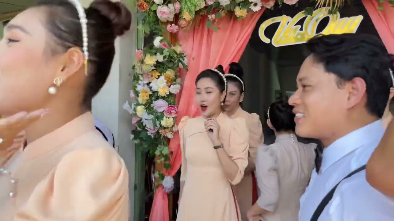 Dàn bưng quả quậy tưng bừng đám cưới chị 3T