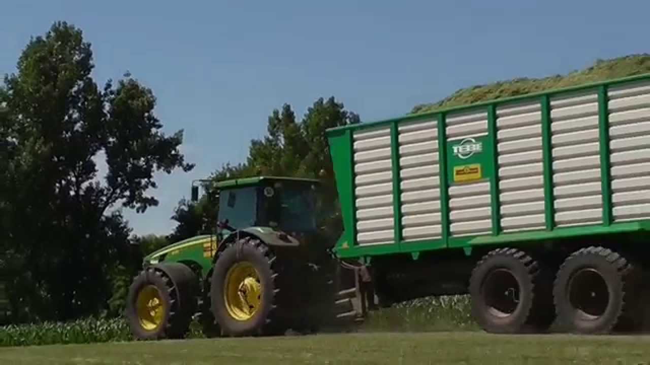 Gras häckseln mit Agro Service Olde Bolhaar / John Deere