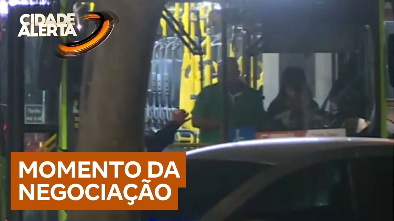 Acompanhe a negociação do GATE com suspeito que faz motorista de ônibus refém na zona leste de SP