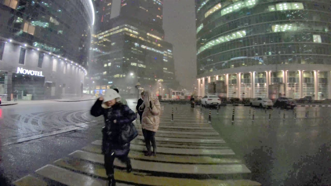 Travel to Russia: Walking in the rain in Moscow city center at night. 4K 60fps. | Москва сити