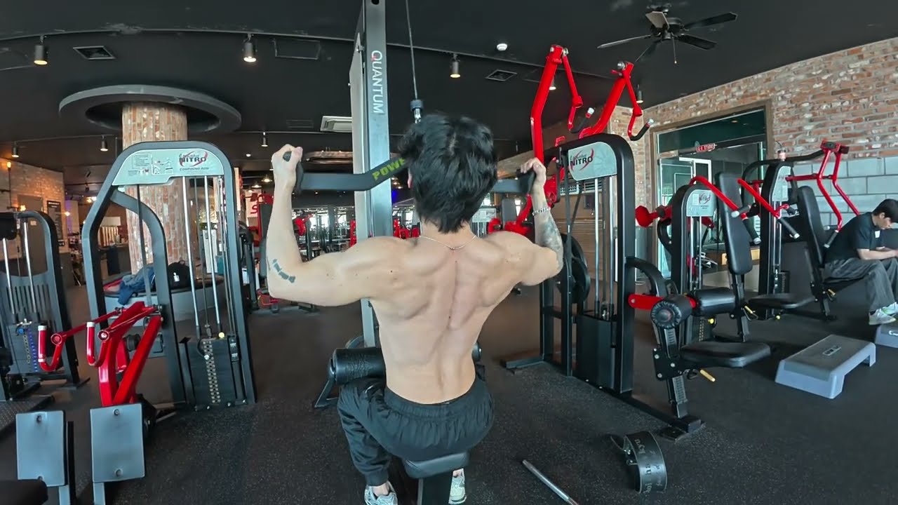 네츄럴 헬스장 관장님의 등상태 ㄷ ㄷ